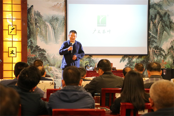 2025年10月16日,湖北黃岡麻城茶葉同行來(lái)園區(qū)參觀學(xué)習(xí),李總給大家做詳細(xì)的經(jīng)驗(yàn)分享